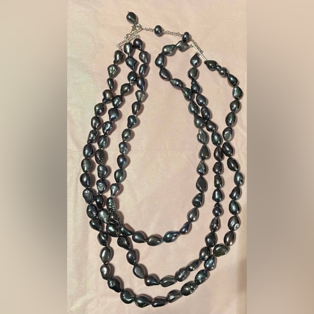 Iridescent necklace